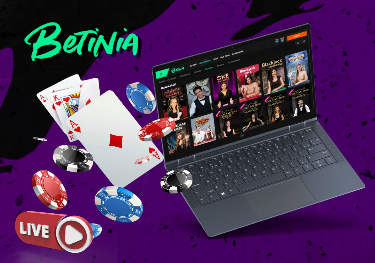 Live blackjack og casinospil på Betinia med spillekort og jetoner i forgrunden